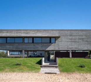 La Marina House: A Concrete Haven on the Buenos Aires Coast